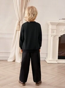 SHEIN 2 件套年轻男孩圆领运动衫和纯色休闲裤套装，舒适时尚，秋冬