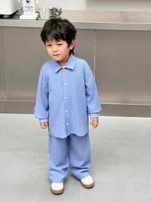 SHEIN 2入組男童休閒舒適質地衫褲套裝，背袋印花及徽章裝飾，適用於日常、學校、旅行、運動、春秋季 - 藍色 - 查看 3