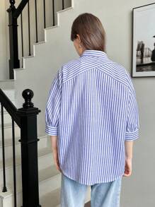 SHEIN Áo sơ mi có túi sọc xanh trắng dành cho nữ tuổi teen có tay áo giữa, hoàn hảo cho kỳ nghỉ, thường ngày và đi lại - Xanh và trắng - Xem 2