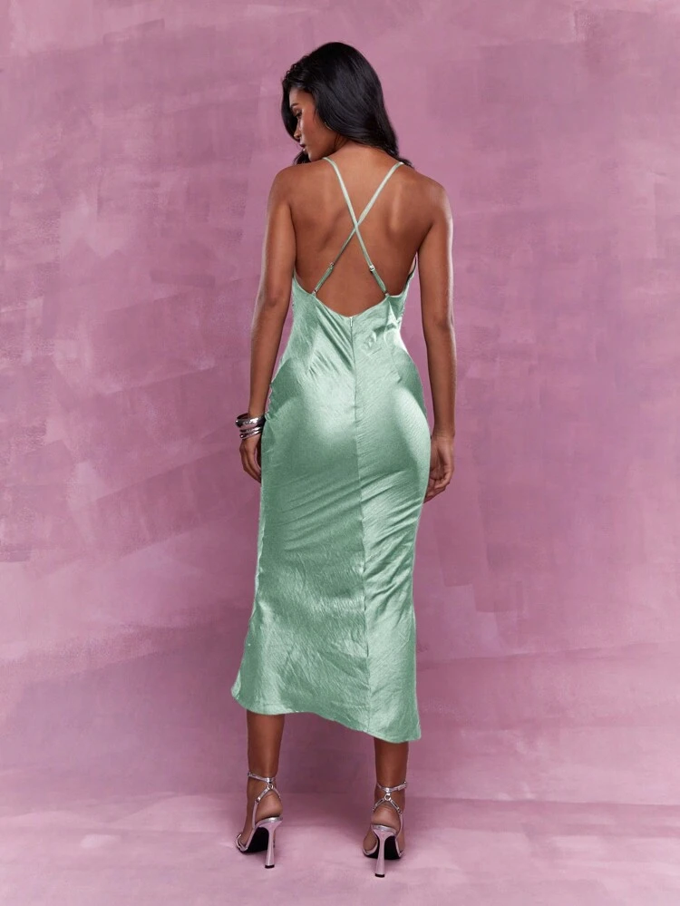 MISSGUIDED Vestido largo navideño de satén texturizado con escote en el busto, cintura con abertura, tirantes finos y bajo acampanado.