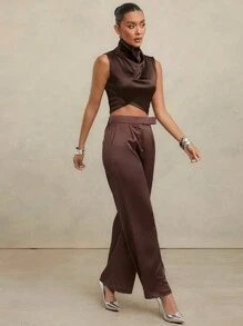 Hauture Áo crop top không tay có cổ bằng vải satin không đối xứng - màu nâu - Xem 5