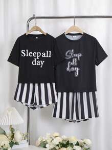 SHEIN 少女夏季簡約字母印花短袖T恤，腰部3D蝴蝶結裝飾條紋短褲，阻燃家庭睡衣2件套裝。親子裝（分為2套單獨出售） - 黑與白 - 查看 2