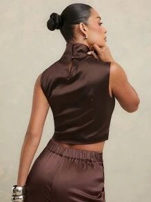 Hauture Áo crop top không tay có cổ bằng vải satin không đối xứng - màu nâu - Xem 4