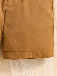 SHEIN Ropa de verano para bebé niño, atuendo de caballero con camisa de manga corta estampada de lunares y pantalones cortos con tirantes - Blanco - Ver 6