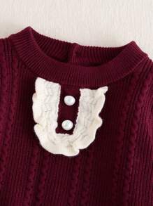 SHEIN Vintaside Kids 寶寶女孩毛衣套裝，圓領長袖酒紅色毛衣搭配白色花邊，秋冬季節保暖舒適。搭配紅/酒紅點綴的針織短褲，時尚優雅，適合日常、戶外、旅行、度假、家居、幼兒園和學校場合。 - 酒紅色 - 查看 4