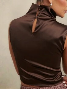 Hauture Áo crop top không tay có cổ bằng vải satin không đối xứng - màu nâu - Xem 3