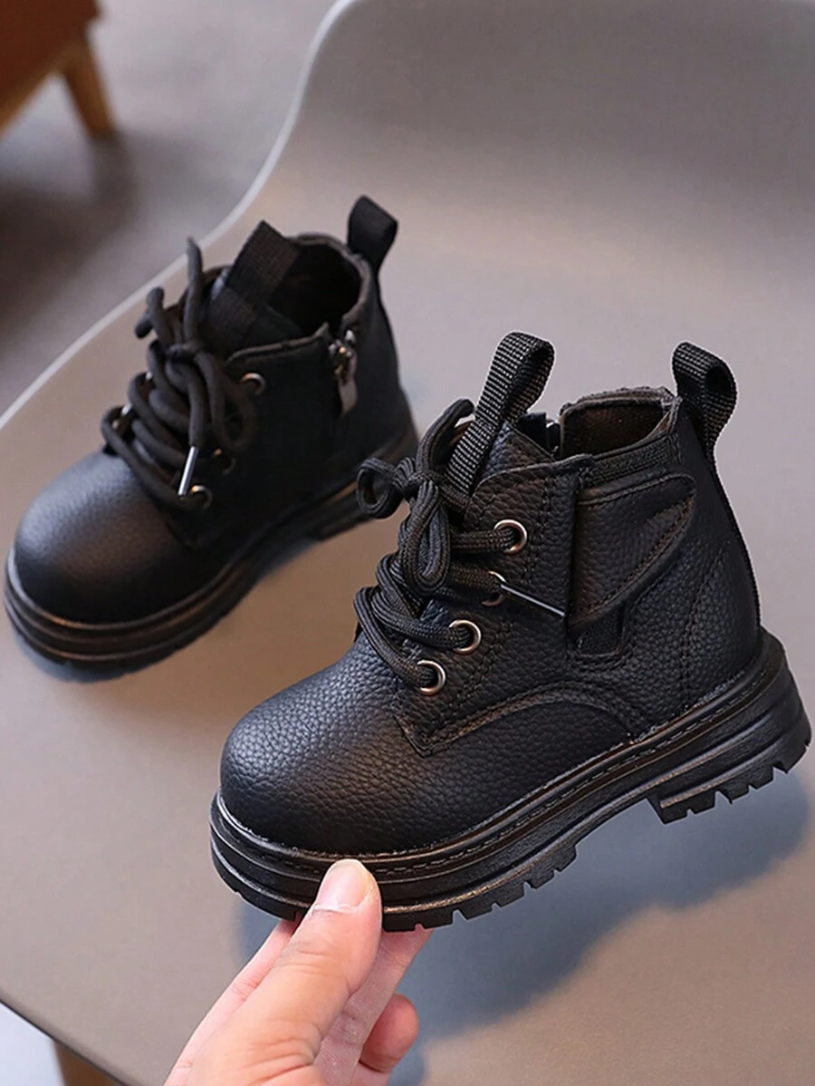 1 par de botas para niños, botas de cuero negro de corte bajo para niños pequeños y niñas, suela blanda antideslizante de cuero PU, diseño de moda versátil para uso en exteriores, fiestas, viajes, adecuado para otoño/invierno