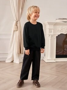 SHEIN 2 件套年轻男孩圆领运动衫和纯色休闲裤套装，舒适时尚，秋冬