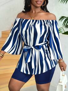 Slaydiva Conjunto de dos piezas para mujer con parte superior de hombro único, mangas de ocho cuartos, dobladillo ondulado suelto, shorts slim, fondo completamente blanco, estampado de olas azul marino