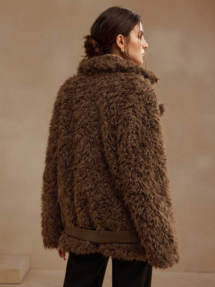 Chaqueta esponjosa para mujer con parches y superficie esponjosa