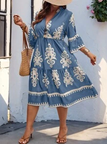 SHEIN Holidaya Vestido con estampado aleatorio, cuello en V, volantes en el bajo, manga abullonada para tallas grandes - Agua verde azul - Ver 1