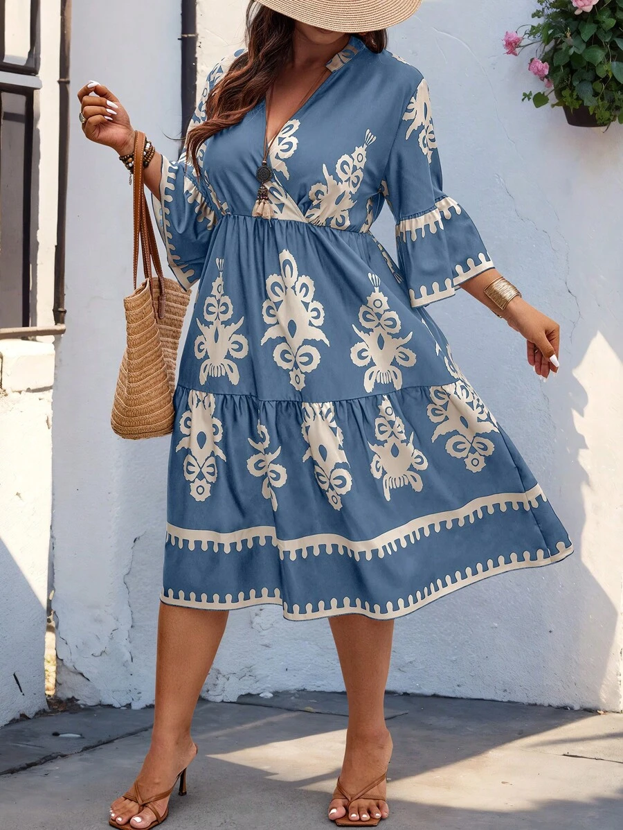 SHEIN Holidaya Vestido con estampado aleatorio, cuello en V, volantes en el bajo, manga abullonada para tallas grandes - Agua verde azul - Ver 1
