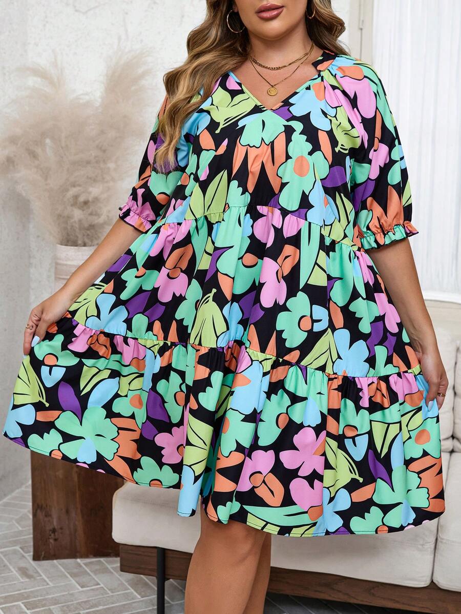 SHEIN LUNE 大码 V 领全印花花卉半袖连衣裙，带有荷叶边袖子和下摆，优雅而优美 - 黑色 - 查看 1