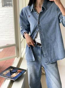 DAZY 女士蝴蝶结刺绣落肩休闲牛仔衬衫，秋季服装，牛仔外套长袖女式 - 藍色 - 查看 6