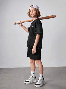 SHEIN Conjunto casual de 2 piezas para niños preadolescentes, que incluye camiseta de manga corta de punto unicolor con parches de letras y pantalones cortos con bolsillo