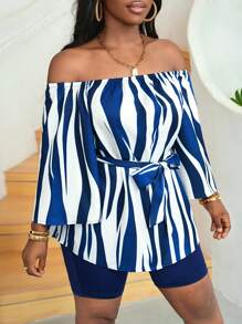Slaydiva Conjunto de dos piezas para mujer con parte superior de hombro único, mangas de ocho cuartos, dobladillo ondulado suelto, shorts slim, fondo completamente blanco, estampado de olas azul marino