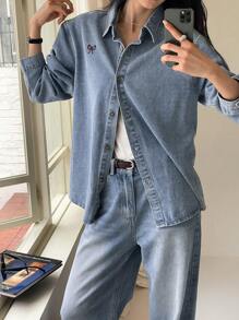 DAZY 女士蝴蝶结刺绣落肩休闲牛仔衬衫，秋季服装，牛仔外套长袖女式 - 藍色 - 查看 4