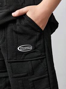 SHEIN Conjunto casual de 2 piezas para niños preadolescentes, que incluye camiseta de manga corta de punto unicolor con parches de letras y pantalones cortos con bolsillo