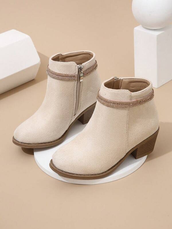 بوت برقبة عالية للبنات متعددة الاستخدامات ذات كعب سميك ورؤوس مستديرة مع أشرطة من الراين ورسيرة جانبية بلون الجمل