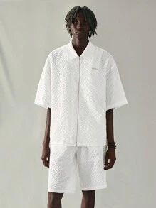 Manfinity VCAY Conjunto de dos piezas para hombres, camisa de rayas de manga corta suelta y moderna con tejiendo y pantalones cortos con banda elástica para uso diario