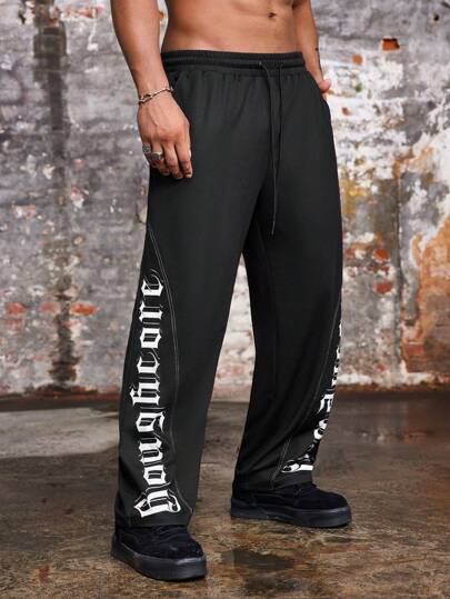 Manfinity Roughcore بنطلون رياضي فضفاض للرجال مقاس كبير مطبوع عليه حرف، ذو خصر بحبل رباط، ساق مستقيمة