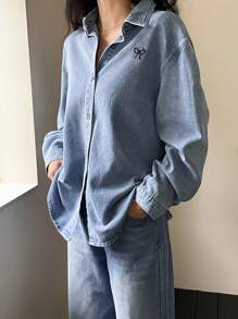 DAZY 女士蝴蝶结刺绣落肩休闲牛仔衬衫，秋季服装，牛仔外套长袖女式 - 藍色 - 查看 3