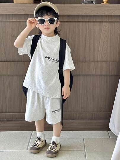 SHEIN Genkimix Kids 2 قطعة/مجموعة، بدلة قصيرة قطنية مكونة من تيشرت ذو أكمام قصيرة وشورت، مطبوع عليها حرف، مناسبة للشارع والمدرسة والسفر والرياضة في الربيع والصيف