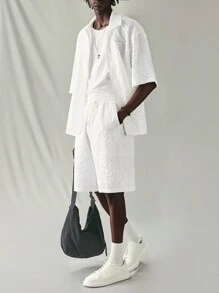 Manfinity VCAY Conjunto de dos piezas para hombres, camisa de rayas de manga corta suelta y moderna con tejiendo y pantalones cortos con banda elástica para uso diario