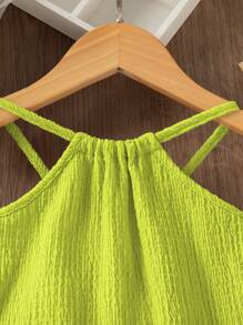 SHEIN 女童休闲梭织纹理面料流苏下摆挂脖连衣裙。梭织纹理面料为连衣裙增添了高级感和优雅的设计。流苏下摆设计增添了活泼优雅的气息，展现了年轻女孩活泼的个性。挂脖设计增添了休闲感，适合春夏穿着，适合各种场合，优雅又时尚，打造清新时尚的整体造型，展现年轻女孩的独特魅力。度假，夏季，旅行 - 綠色 - 查看 3