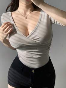 DAZY Áo thun nữ mùa hè màu trơn cổ chữ V tay ngắn ôm sát, kiểu dáng xếp lớp, thích hợp mặc đi chơi. - Xám - Xem 7