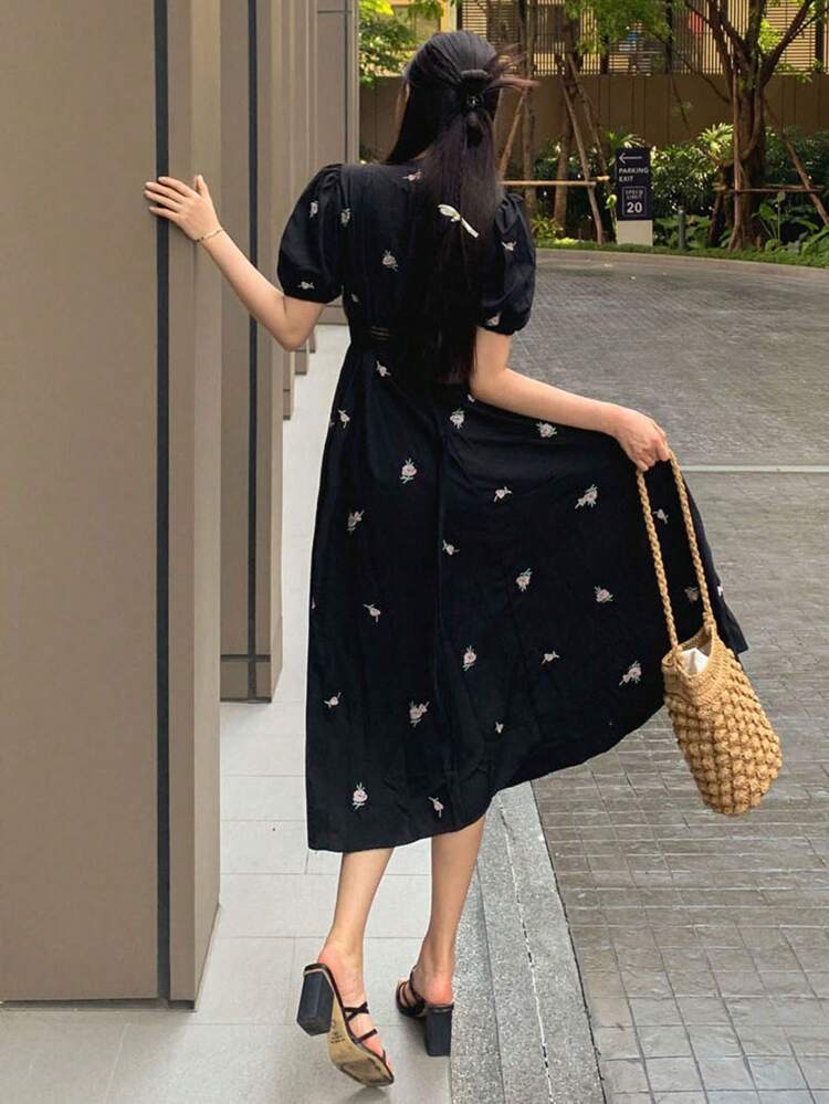 Vestido Curto Feminino com Renda e Mangas Curtas, Bordado Floral, Cintura Marcada e Cinto Amarrado, Vestido de Verão para Páscoa