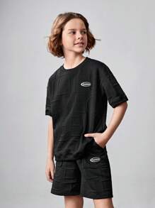 SHEIN Conjunto casual de 2 piezas para niños preadolescentes, que incluye camiseta de manga corta de punto unicolor con parches de letras y pantalones cortos con bolsillo