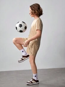 SHEIN Tween-Jungen Gestricktes, einfarbiges, kurzärmeliges T-Shirt mit Reißverschlusstasche und Shorts mit Kordelzug, lässiges 2-teiliges Outfit - Aprikosenfarben - Übersicht 3