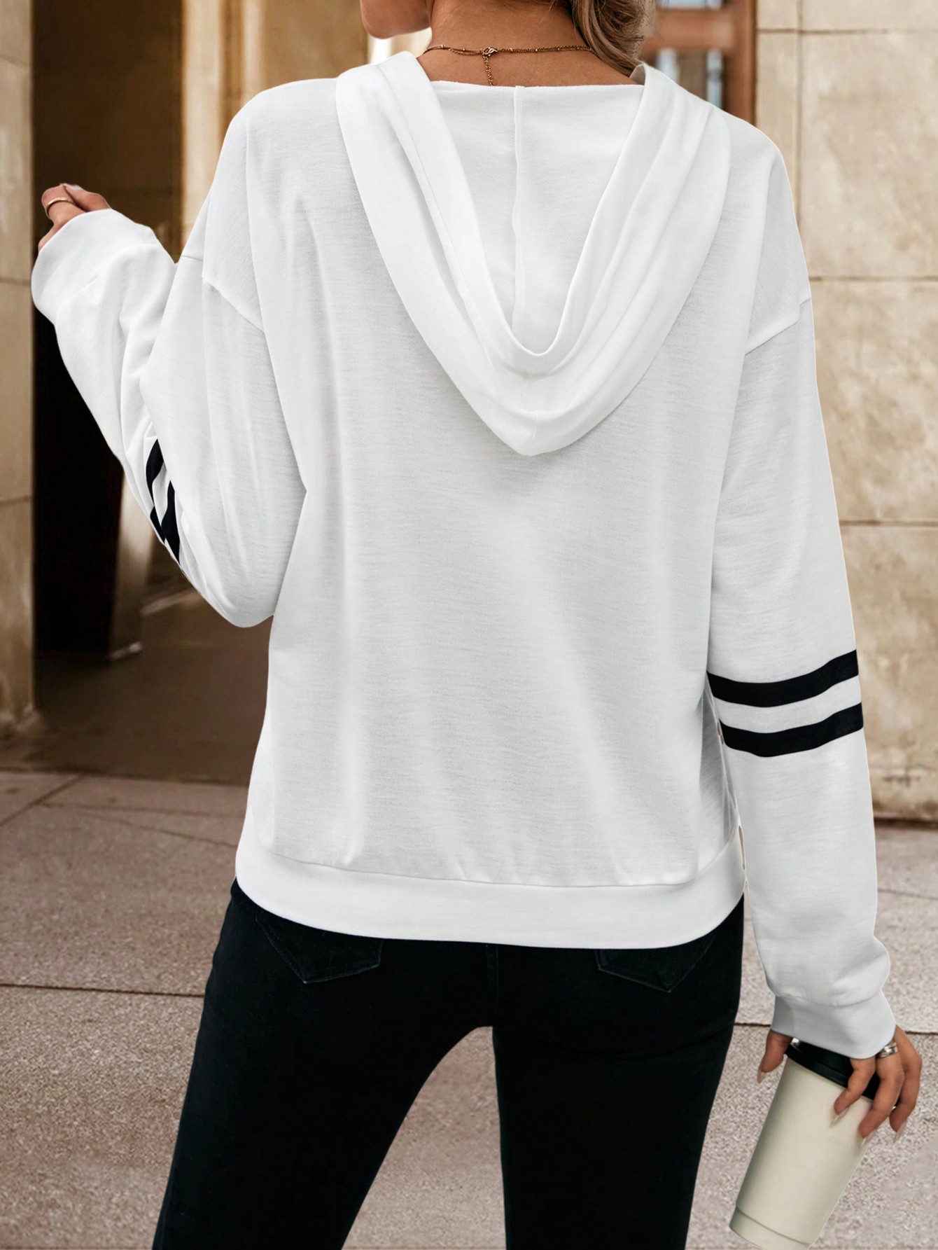 بلوفر نسائي رياضي فضفاض أسود و أبيض بخطوط وقبعة