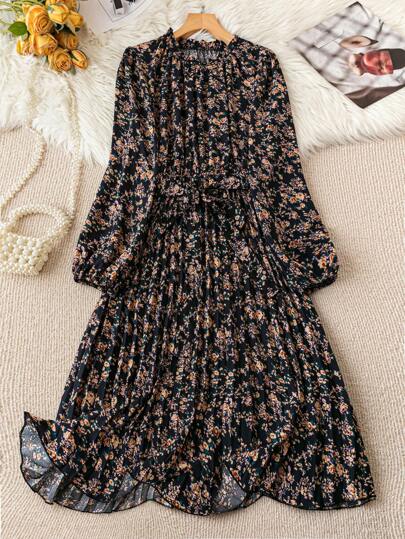 Plus Size Blommönster Stativ krage Bältad veckad långärmad klänning, Kvinnors Outfit