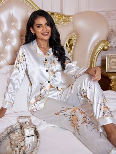 LuxeNights Blommigt tryck med lappade fickor, kontrasterande passpoaler i satin, vitt set med brudunderkläder, höst- och vinterkläder, mysiga och eleganta detaljer