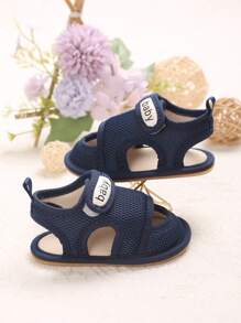 1双软底防滑网眼夏季凉鞋，适合0-1岁婴儿