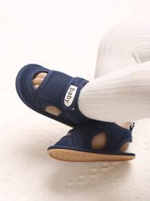 1双软底防滑网眼夏季凉鞋，适合0-1岁婴儿