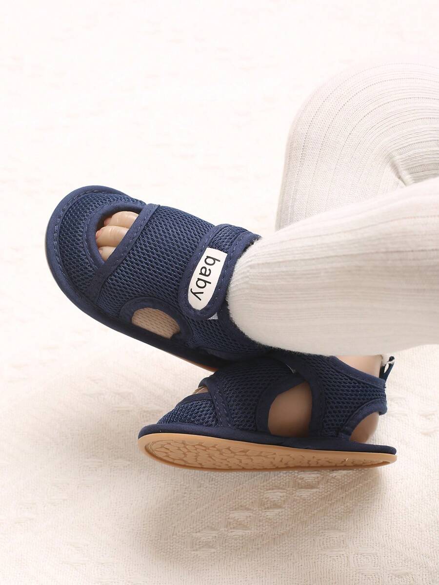 1双软底防滑网眼夏季凉鞋，适合0-1岁婴儿