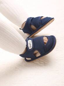 1双软底防滑网眼夏季凉鞋，适合0-1岁婴儿