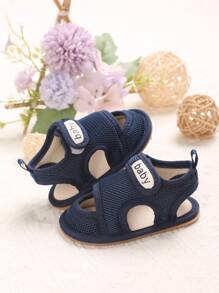 1双软底防滑网眼夏季凉鞋，适合0-1岁婴儿
