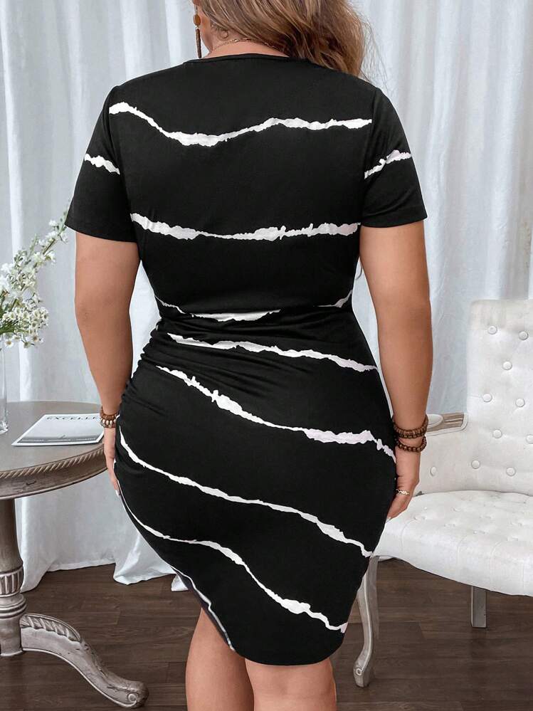 SHEIN LUNE Vestido de manga corta con pliegues cruzados de rayas onduladas para tallas grandes, para el verano - Blanco y Negro - Ver 2