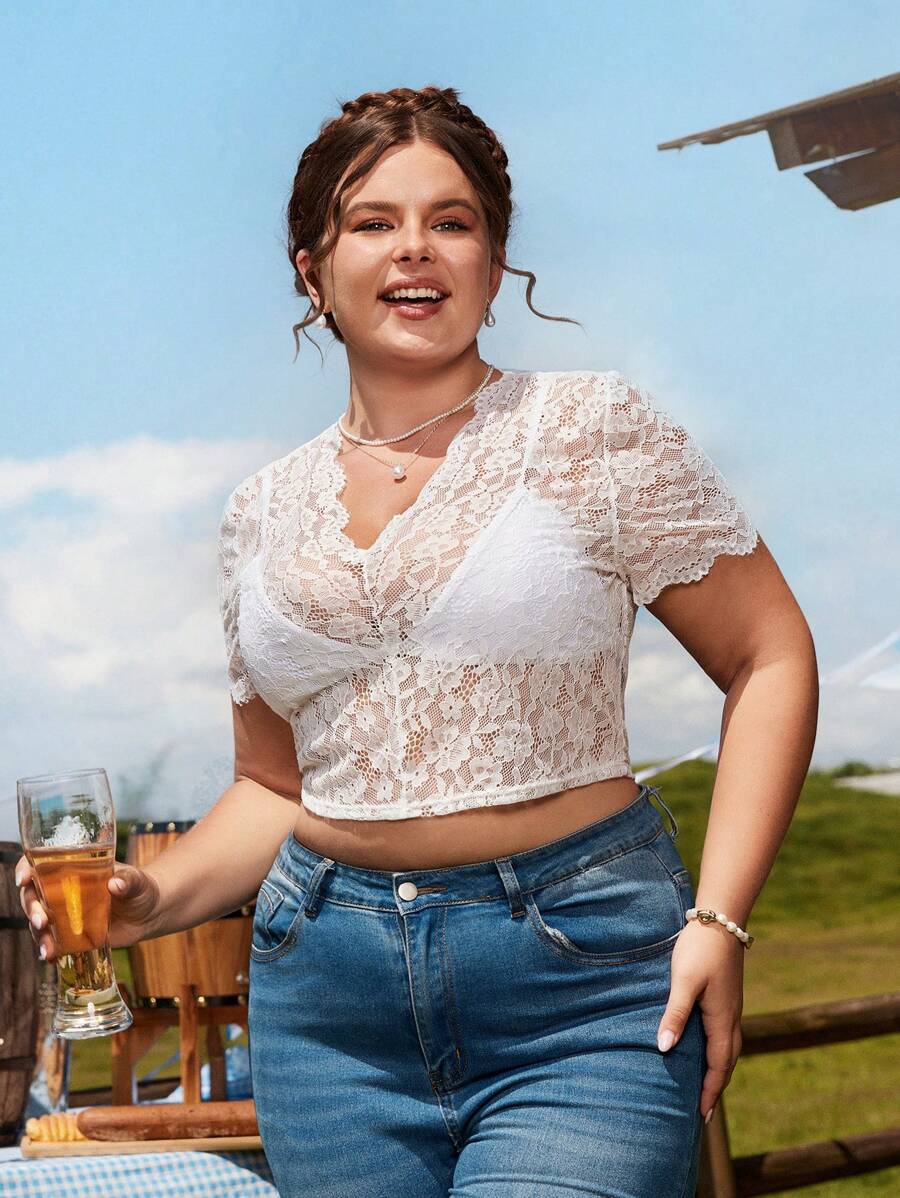 SHEIN Frenchy 大码 Dirndl 女式蕾丝 V 领慕尼黑啤酒节衬衫 - 白色 - 查看 1