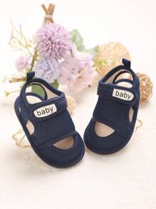 1双软底防滑网眼夏季凉鞋，适合0-1岁婴儿