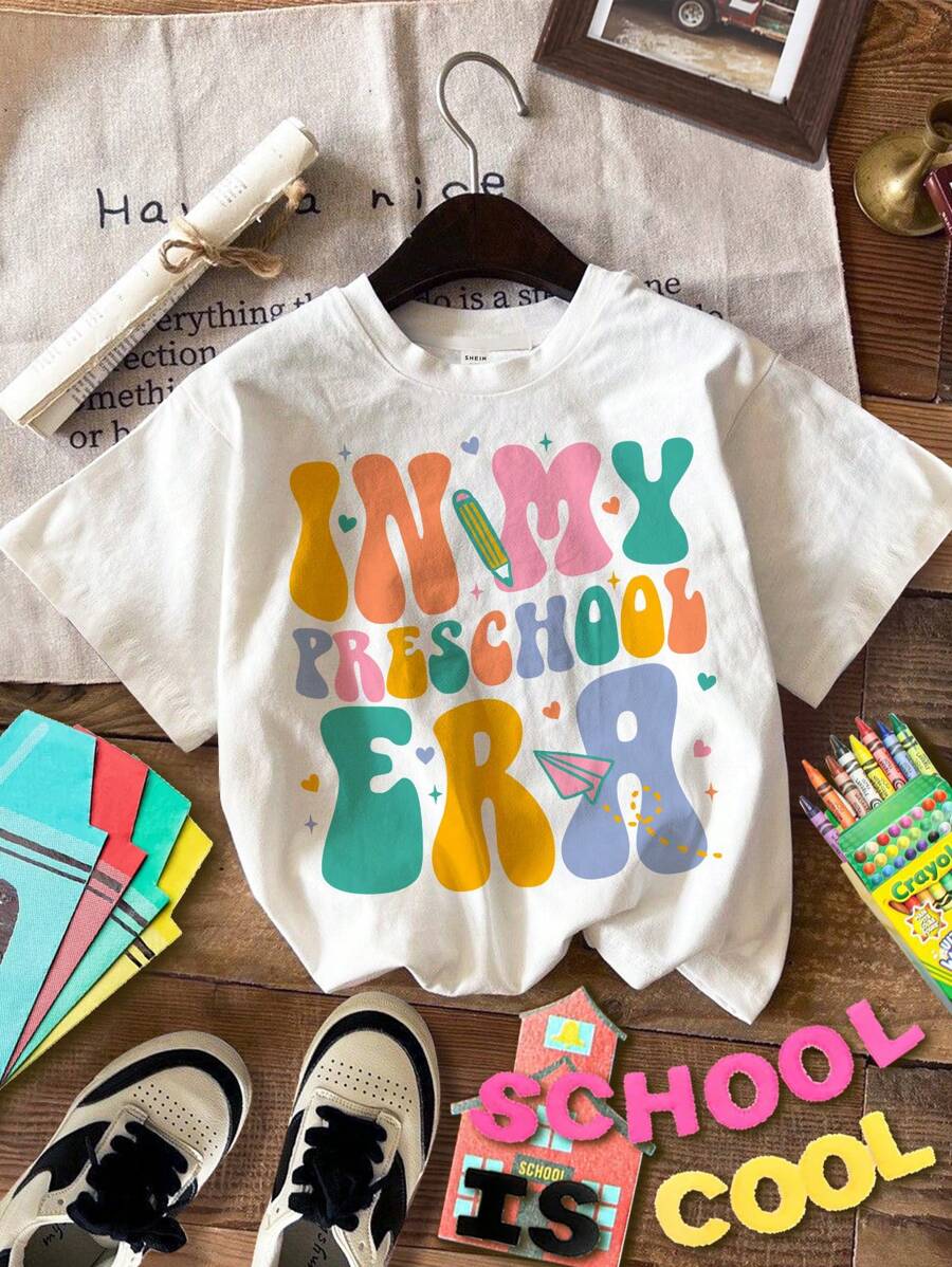 SHEIN ModeFlare 幼儿园时代返校主题女童T恤。休闲毕业典礼字母印花图案圆领短袖T恤,适合夏季穿着,棉混纺面料。 - 白色 - 查看 1