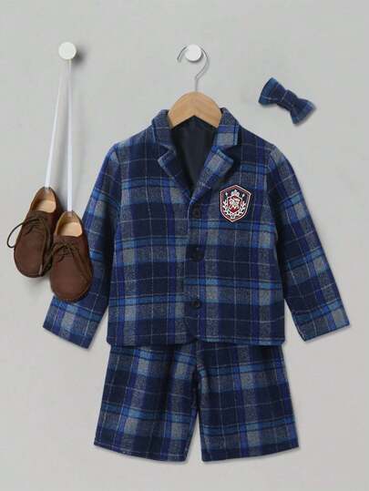 年轻男孩经典格子西装搭配领结，绅士风度