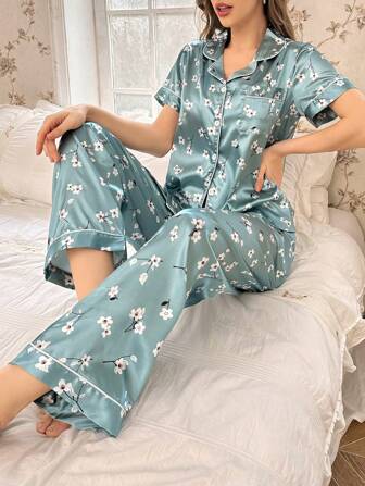 CottageSlumber Conjunto de pijama de seda sintética con top de manga corta con cuello de solapa y estampado floral diminuto, y pantalones. Esplendor floral abundante, detalles acogedores y elegantes para la temporada navideña.