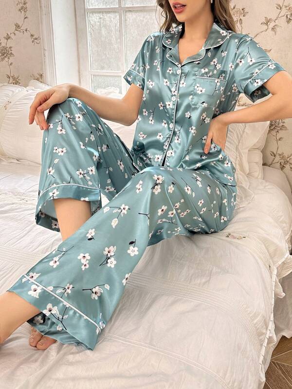 CottageSlumber CottageSlumber Conjunto de pijama de seda sintética con top de manga corta con cuello de solapa y estampado floral diminuto, y pantalones. Esplendor floral abundante, detalles acogedores y elegantes para la temporada navideña.