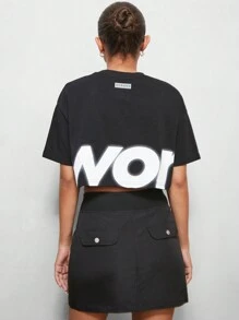 SUMWON WOMEN Áo thun crop top họa tiết logo mùa hè nhẹ nhàng thời trang, phong cách đường phố hiện đại, lễ hội mùa hè, chất liệu cotton pha trộn - màu đen - Xem 2