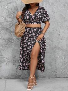 SHEIN Frenchy Duży rozmiar dekolt w serek z nadrukiem falbaniaste rękawy w stylu wakacyjnym top i spódnica kopertowa, dwuczęściowy strój